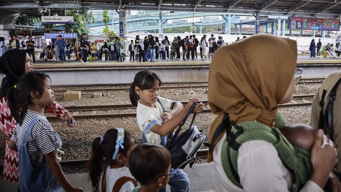 Pengguna KRL Jabodetabek Meningkat saat Libur Lebaran Idul Fitri Calon penumpang antre memasuki gerbong KRL Commuter Line di Stasiun Tanah Abang, Jakarta, Kamis (3/4/2025). Berdasarkan data KAI Commuter, total volume pengguna KRL Commuter Line Jabodetabek selama Idul Fitri 1446 H (31 Maret-1 April 2025) mencapai 1.410.656 orang. ANTARA FOTO/Dhemas Reviyanto/nym.