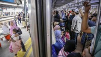 Berdasarkan data KAI Commuter, total volume pengguna KRL Commuter Line Jabodetabek selama Idul Fitri 1446 H (31 Maret-1 April 2025) mencapai 1.410.656 orang.