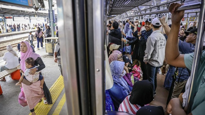 Pengguna KRL Jabodetabek Meningkat saat Libur Lebaran Idul Fitri Calon penumpang antre memasuki gerbong KRL Commuter Line di Stasiun Tanah Abang, Jakarta, Kamis (3/4/2025). Berdasarkan data KAI Commuter, total volume pengguna KRL Commuter Line Jabodetabek selama Idul Fitri 1446 H (31 Maret-1 April 2025) mencapai 1.410.656 orang. ANTARA FOTO/Dhemas Reviyanto/nym.