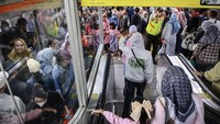 Biasanya KRL digunakan masyarakat sebagai transportasi untuk menuju tempat kerja, kini saat libur Lebaran digunakan untuk mudik lokal dan berwisata.