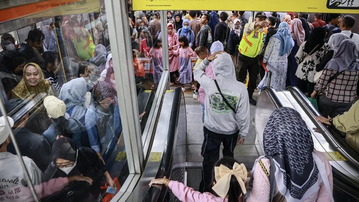 Pengguna KRL Jabodetabek Meningkat saat Libur Lebaran Idul Fitri Calon penumpang antre memasuki gerbong KRL Commuter Line di Stasiun Tanah Abang, Jakarta, Kamis (3/4/2025). Berdasarkan data KAI Commuter, total volume pengguna KRL Commuter Line Jabodetabek selama Idul Fitri 1446 H (31 Maret-1 April 2025) mencapai 1.410.656 orang. ANTARA FOTO/Dhemas Reviyanto/nym.