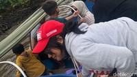 Penumpang Perahu Putra Jaya pun banyak yang ikut turun ke sungai.