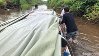 Perahu Putra Jaya terjebak di air sungai surut di Desa Hantipan, Kecamatan Pulau Hanaut, Kabupaten Kotawaringin Timur.