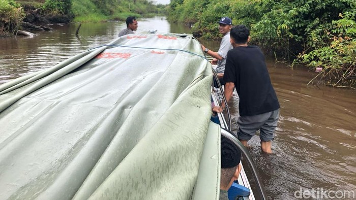 Perjuangan Pemudik di Kotawaringin Timur Penumpang Perahu Putra Jaya terpaksa turun ke sungai dan dorong perahu sejauh 300 meter. Sebab, air sungai surut di Desa Hantipan, Kecamatan Pulau Hanaut, Kabupaten Kotawaringin Timur, Kamis (3/4/2025).