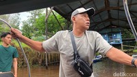 Iyan, nakhoda Perahu Putra Jaya mulai turun ke sungai yang airnya surut. Menurut Iyan, air surut di daerah Hantipan biasanya terjadi ketika menjelang siang. Sungai akan kembali pasang saat menjelang malam.