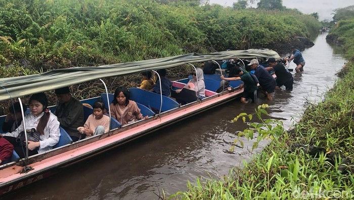 Penumpang Perahu Putra Jaya terpaksa turun ke sungai dan dorong perahu sejauh 300 meter. Sebab, air sungai surut di Desa Hantipan, Kecamatan Pulau Hanaut, Kabupaten Kotawaringin Timur, Kamis (3/4/2025).
