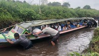 Penumpang Perahu Putra Jaya turun ke sungai dan dorong perahu sejauh 300 meter.