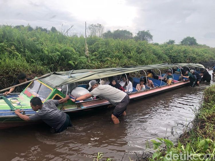 Potret Pemudik yang Akan Balik ke Perantauan Terjebak Sungai Surut