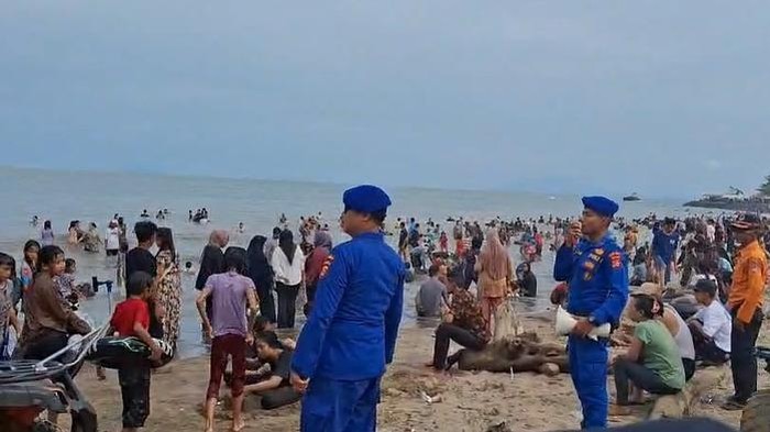Personel Polda Banten lakukan pengamanan di pantai-pantai yang ada di Banten (dok. Istimewa)