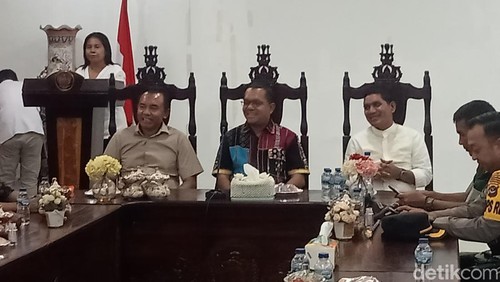 Pertemuan Gubernur NTT Melkiades Laka Lena, Anggota DPR RI Ahmad Yohan, Bupati Flores  Timur Anton Doni Dihen, Wakil Bupati Flores Timur Ignasius Boli Uran, dan sejumlah OPD di rumah jabatan Bupati Flores Timur, Kamis (3/4/3035).