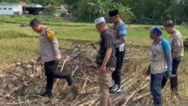 Pesta petasan di Pamekasan, Jawa Timur, memakan korban. Seorang remaja yang menonton pesta petasan itu tewas akibat terkena ledakan. (Antara/Polres Pamekasan)