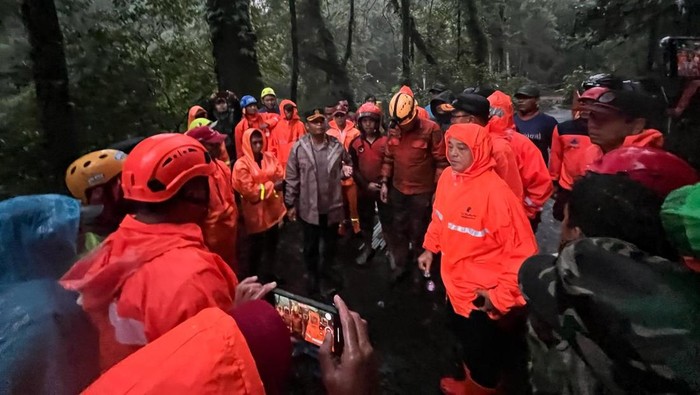 Petugas gabungan melakukan proses pembersihan material sekaligus evakuasi korban longsor Jalur Pacet-Cangar, Mojokerto.