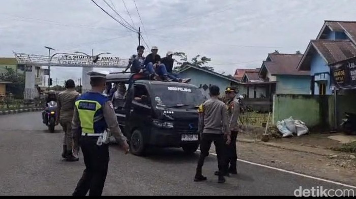 Petugas kepolisian memberikan himbauan kepada pengendara mobil yang melebihi muatan