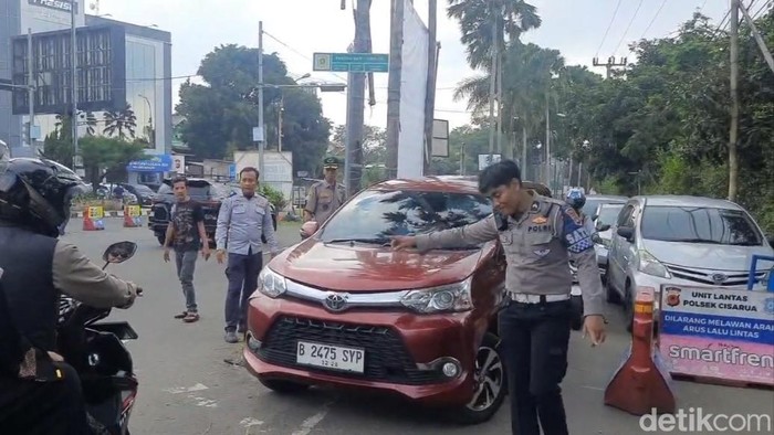 Petugas memutar balik mobil arah Puncak Bogor, Kamis (3/4/2025) sore. (Rizky/detikcom)