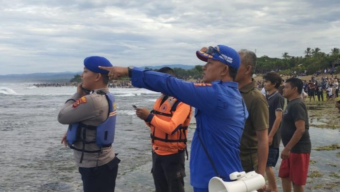 Petugas sedang mencari remaja yang hilang di Pantai Karang Papak