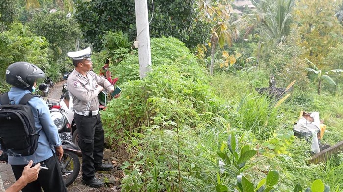 Polisi melakukan olah TKP kecelakaan tunggal yang menewaskan seorang pengendara motor di Jalan Singaraja-Sambangan, Kecamatan Sukasada, Buleleng, Selasa (1/4/2025). (Foto: Dok. Istimewa)