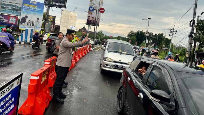 Polisi mengatur lalu lintas di Simpang 3 Mengkreng jelang puncak arus balik Lebaran 2025.