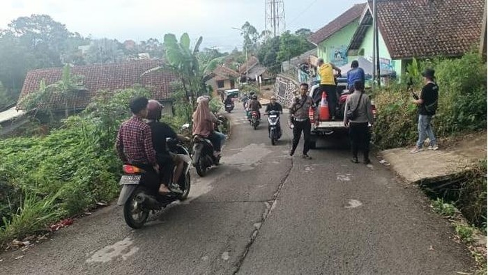 Polisi mengevakuasi kendaraan terlibat kecelakaan tunggal di Jalur Kamojang