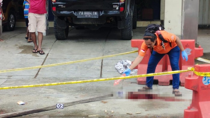 Polisi olah TKP pria tanpa identitas tewas dibunuh 5 OTK di Jayapura. Dokumen Istimewa