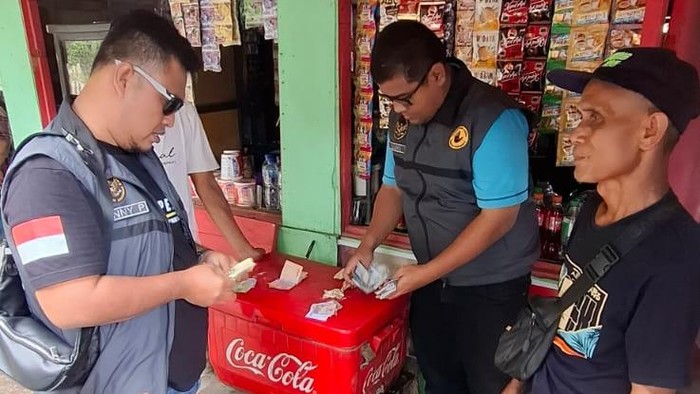 Polisi saat OTT pungli parkir di Purwakarta