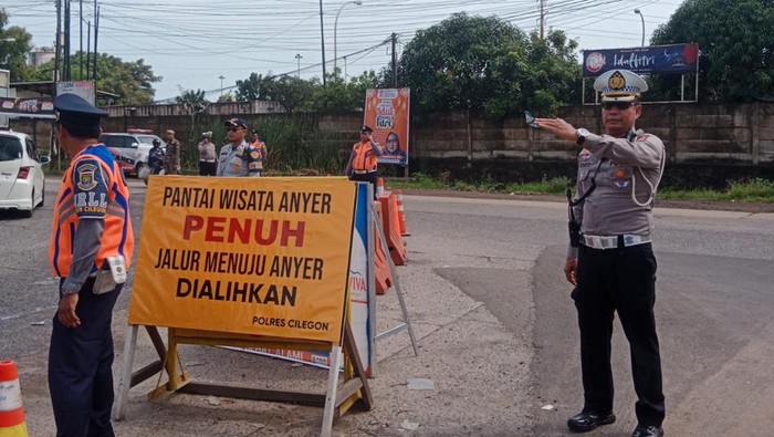 Polisi terapkan rekayasan lalu lintas di menuju kawasan wisata Anyar (dok. Istimewa)