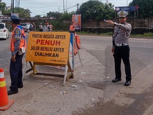Kawasan Wisata Anyer Penuh, Polisi Terapkan Sistem Lalin One Way