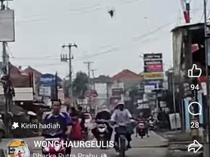 Viral Orang Naik Paralayang Cari Tempat Landing di Tengah Kota Indramayu