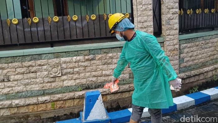 Pria Sidoarjo ditemukan tewas tersangkut di pagar rumahnya.