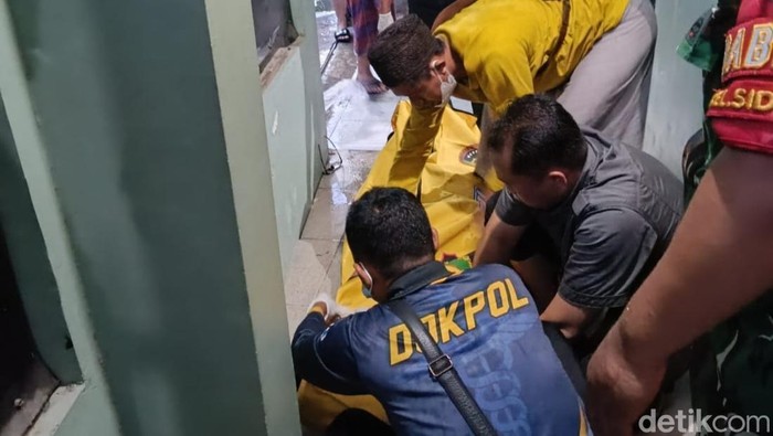 Pria Sidoarjo ditemukan tewas tersangkut di pagar rumahnya.