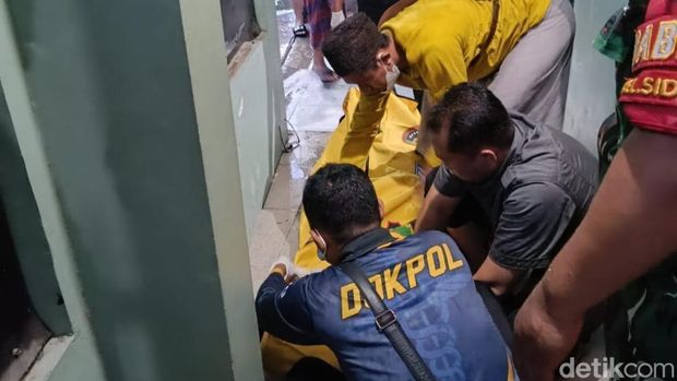Pria Sidoarjo ditemukan tewas tersangkut di pagar rumahnya.