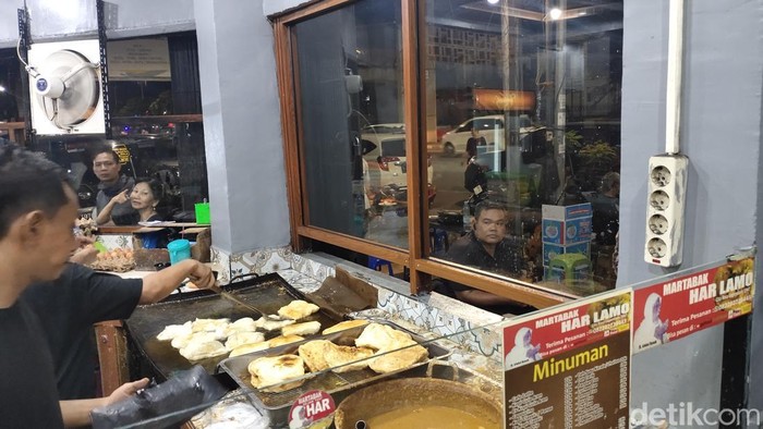 Restoran Martabak HAR di Palembang ramai pembeli.