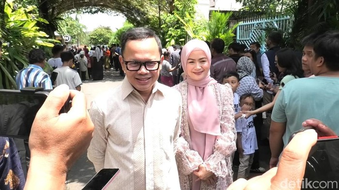 Wakil Menteri Dalam Negeri Bima Arya ditemui usai menemui Presiden Ke-7 RI Joko Widodo (Jokowi) di Sumber, Banjarsari, Solo, Kamis (3/4/2025).