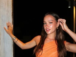 Potret Cantik Sadie Stanley, Adu Akting Bareng Jackie Chan di Karate Kid 2