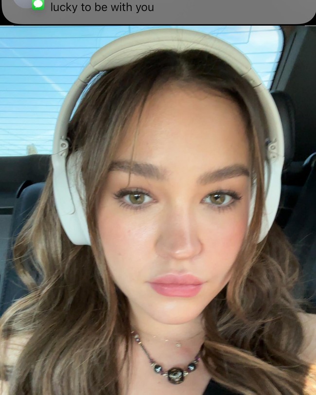 Di Instagram, Sadie pun telah membanggakan keterlibatannya dalam film yang juga dibintangi pemeran awal Karate Kid, Ralph Macchio, tersebut. Dalam trailer terbaru, peran Sadie lebih banyak ditampilkan.Foto: Instagram Sadie Stanley