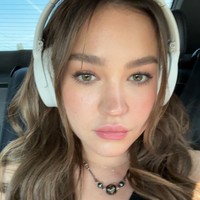 Di Instagram, Sadie pun telah membanggakan keterlibatannya dalam film yang juga dibintangi pemeran awal Karate Kid, Ralph Macchio, tersebut. Dalam trailer terbaru, peran Sadie lebih banyak ditampilkan.Foto: Instagram Sadie Stanley