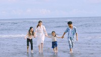 Tertawa bersama, menangis bersama, bermain bersama, beragument bersama, apapun itu didasari oleh rasa cinta dan sayang. Enjoy anak-anakku #SW #Sarwendah #DuniaBunSar #FamilyTime, tulis Sarwendah dalam Instagram miliknya. Foto: instagram Sarwendah