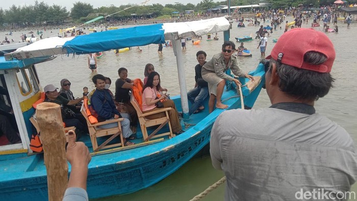 Sensasi menikmati keindahan laut dari perahu wisata di Pantai Bali 2 Indramayu