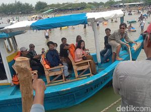 Menikmati Keindahan Pantai Bali 2 Indramayu dari Perahu
