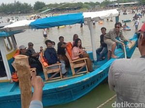 Menikmati Keindahan Pantai Bali 2 Indramayu dari Perahu
