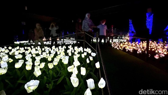 Serunya Habiskan Waktu Libur di Lighting Art Kota Tua Pengunjung berpose saat foto di Lighting Art Kota Tua, Jakarta, Kamis (3/4/2025).