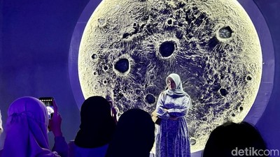 Serunya Habiskan Waktu Libur di Lighting Art Kota Tua