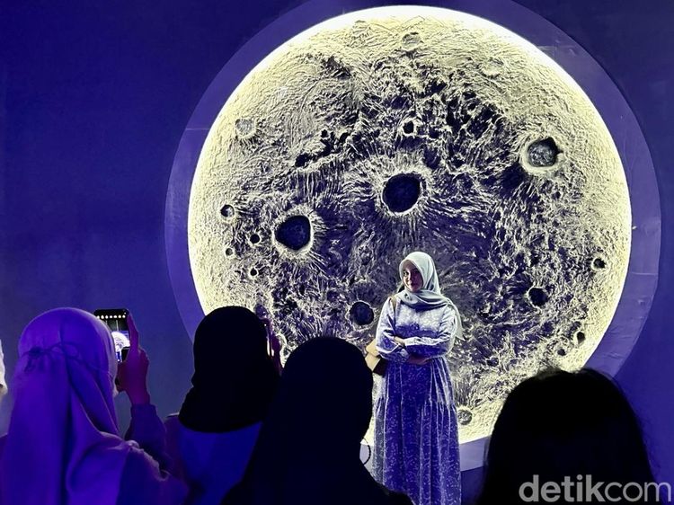 Serunya Habiskan Waktu Libur di Lighting Art Kota Tua
