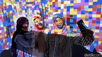 Wahana ini menyajikan pertunjukan lampu warna-warni.
