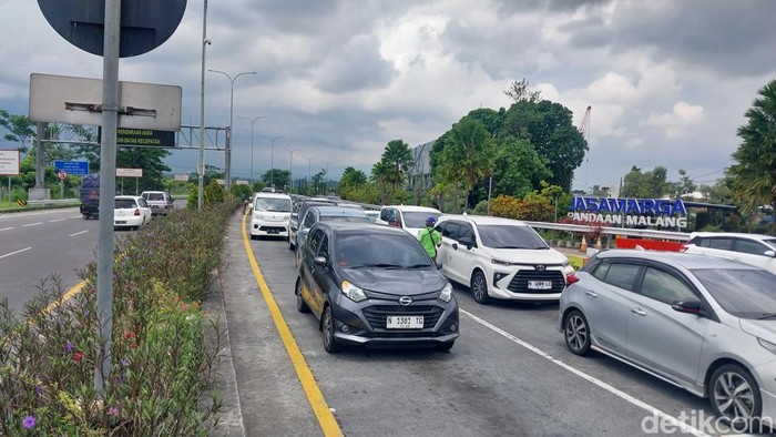 Situasi arus lalu lintas dari exit Tol Singosari, Malang ke arah Kota Batu.