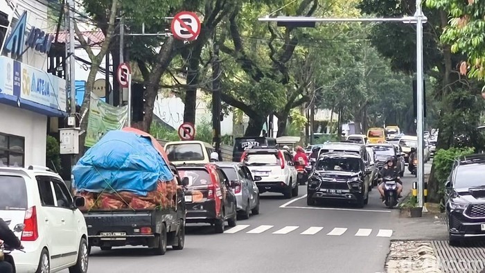 Situasi lalu lintas di Jalan Setiabudi, Bandung menuju arah Lembang