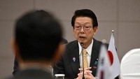 Menteri Perdagangan Jepang Yoji Muto mengatakan tarif 24 persen pada ekspor Jepang ke AS sangat disesalkan. Dia mendesak AS membatalkan hal itu. (Foto: AFP/JUNG YEON-JE)