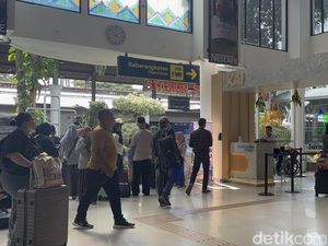 44 Ribu Penumpang Padati Stasiun Daop 8 Surabaya Hari Ketiga Lebaran