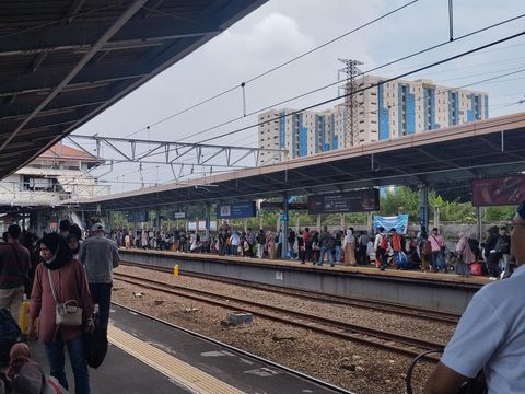 Stasiun Tanah Abang di momen libur Lebaran, 3 April 2025 (Fawdi/detikcom)