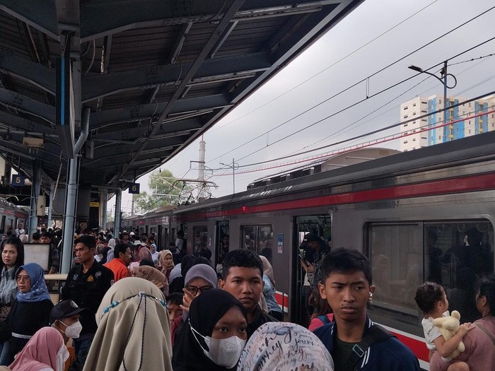 Stasiun Tanah Abang di momen libur Lebaran, 3 April 2025 (Fawdi/detikcom)