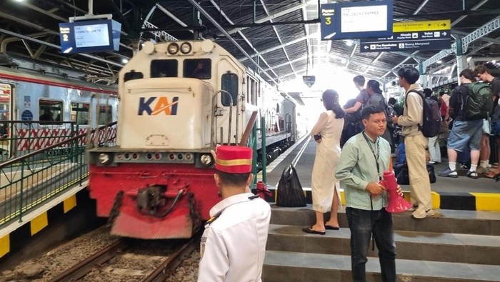 Suasana arus balik Lebaran 2025 di Stasiun Tugu Yogyakarta, Kamis (3/4/2025).